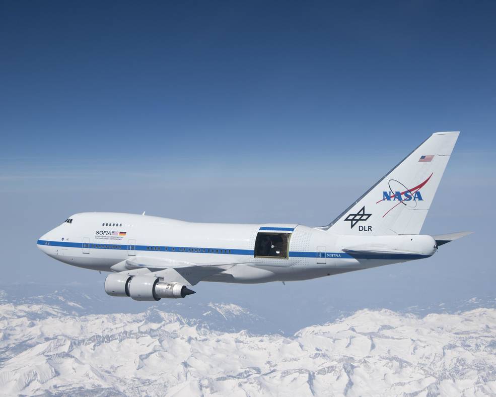 El avión SOFIA de la NASA es un Boeing 747SP modificado que lleva un telescopio reflector y puede observar la luz infrarroja en vuelo. SOFIA es un acrónimo de Stratospheric Observatory for Infrared Astronomy, o Observatorio Estratosférico para Astronomía Infrarroja. El avión fue diseñado para estudiar el universo en la banda infrarroja, y ha sido utilizado para observar a nuestra propia galaxia, el Sistema Solar y galaxias más allá de nuestra propia. Está diseñado para operar a altitudes superiores a 12.000 metros, lo que le permite recoger datos que no pueden ser obtenidos por telescopios terrestres o satélites debido a la interfaz de la atmósfera de la Tierra.